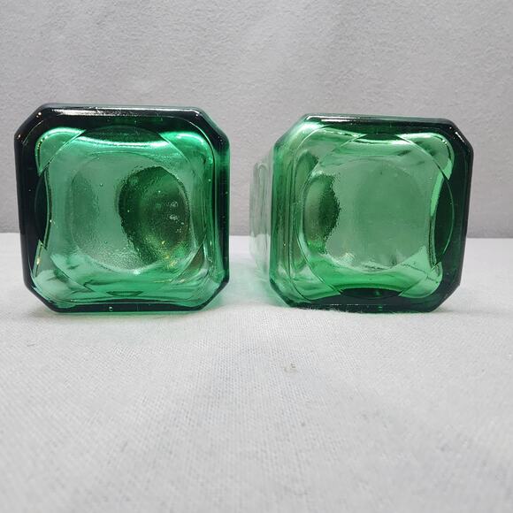 Vintage Depression Style Glass Salt and Pepper Shakers (Green) - Picture 3 of 7